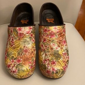 Dansko xp nursing clogs 37